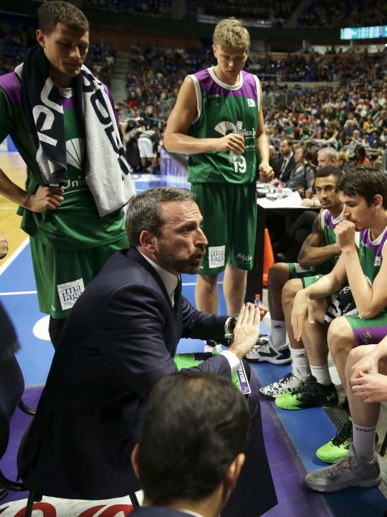 Plaza da instrucciones a sus jugadores en un tiempo muerto