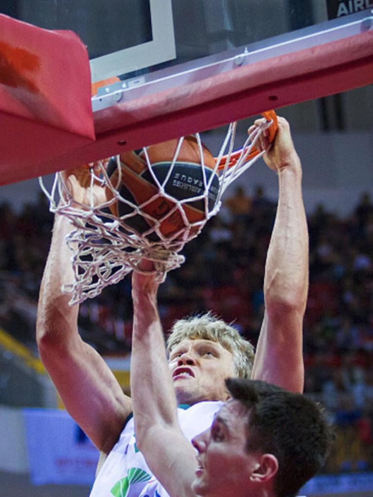 Kuzminskas machaca el aro