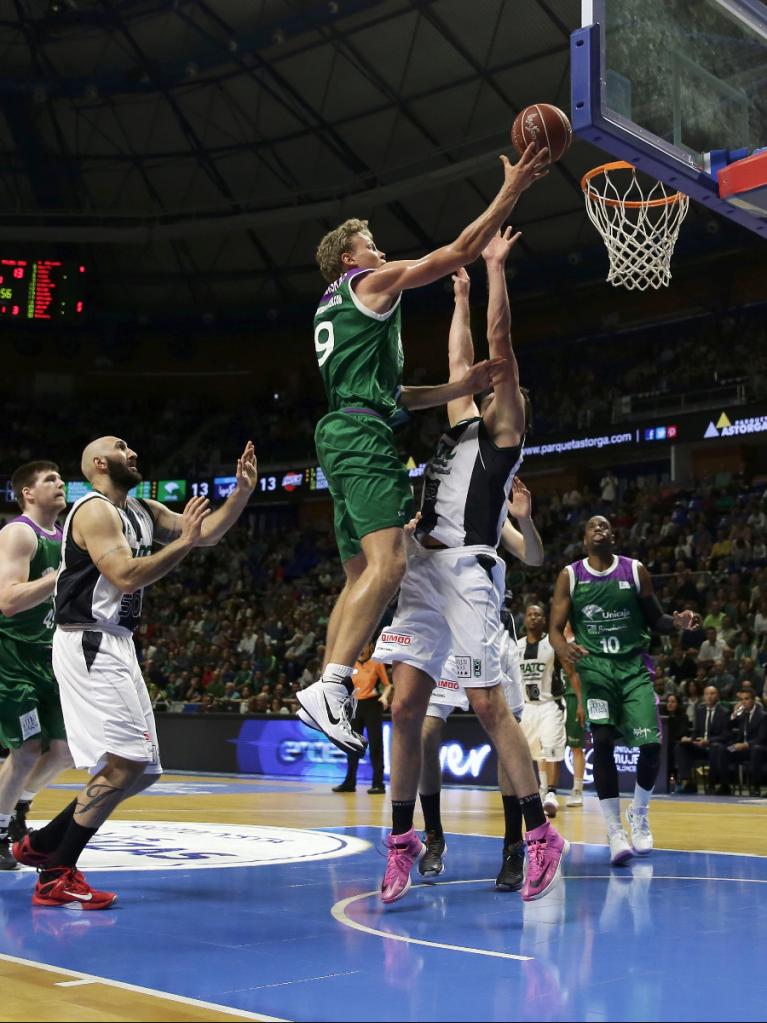 Kuzminskas deja una bandeja