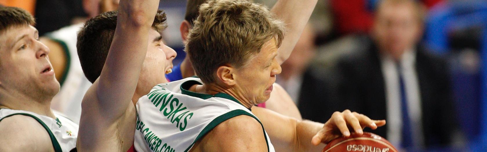 Kuzminskas presionado por Hernangómez