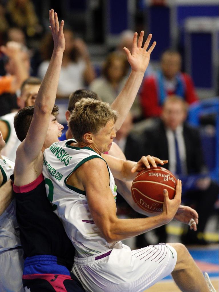 Kuzminskas presionado por Hernangómez