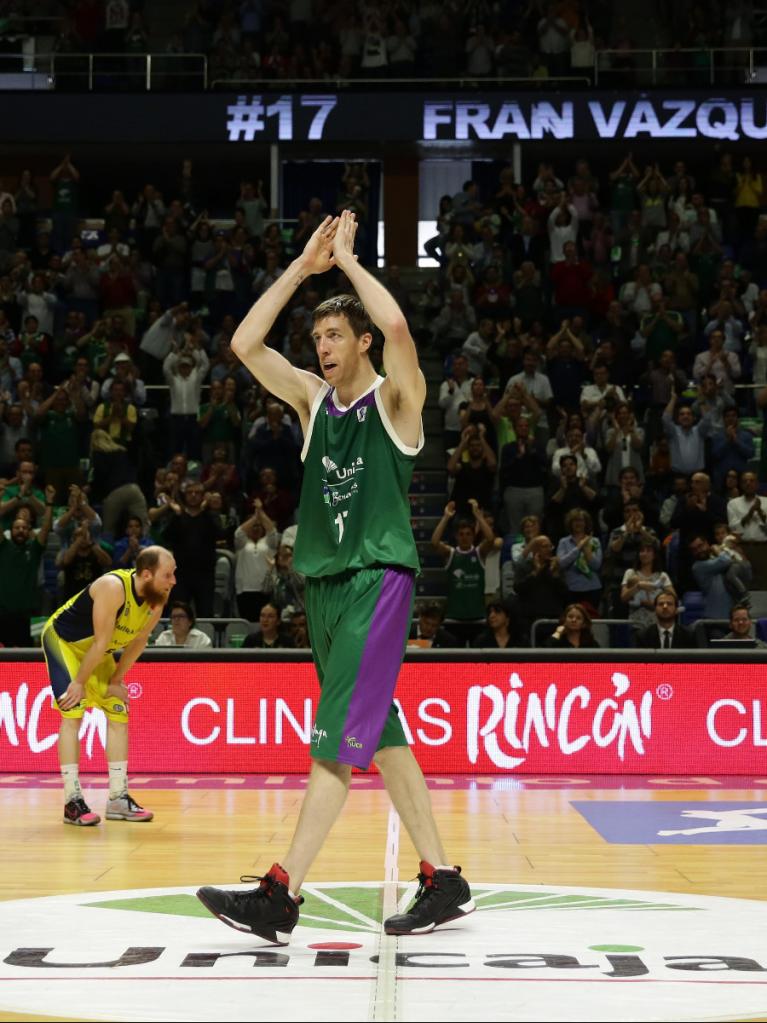 Fran Vázquez aplaude a la aficiòn tras batir el récord de Fernando Romay