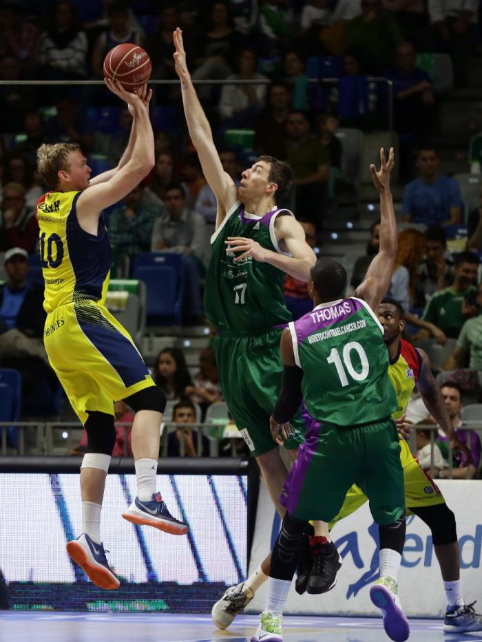 Fran Vázquez empataba el récord de Romay con este tapón a Clark