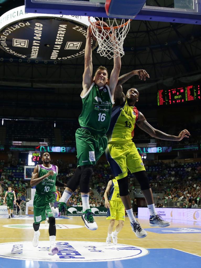 Nedovic recibe la falta antideportiva de Jones