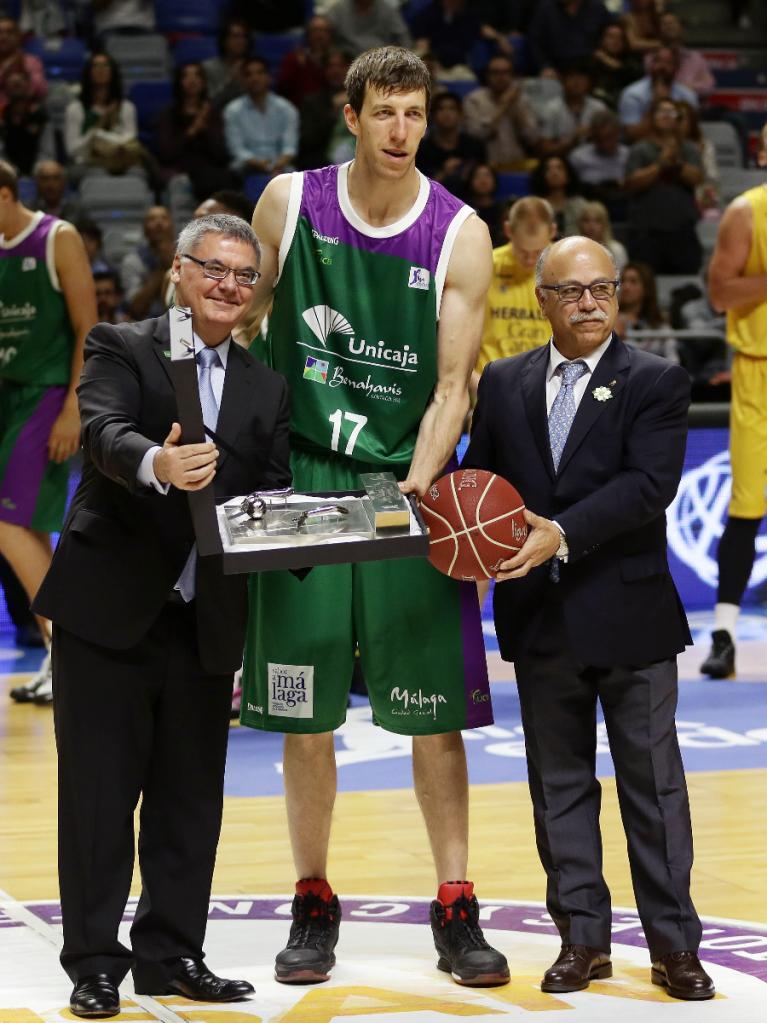 Fran Vázquez recibe el homenaje por convertirse en el máximo taponador de la historia de la ACB