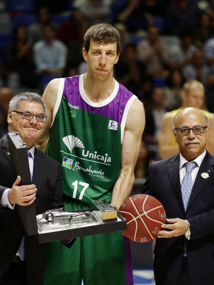 Fran Vázquez, entre Eduardo García, Presidente del Unicaja, y Francisco Roca, Presidente de la ACB