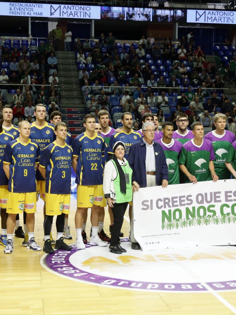 Los dos equipos apoyando la lucha contra el cáncer