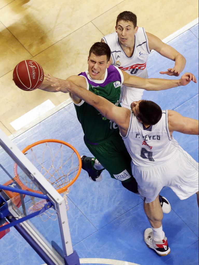 Nedovic evita el intento de tapón de Felipe Reyes