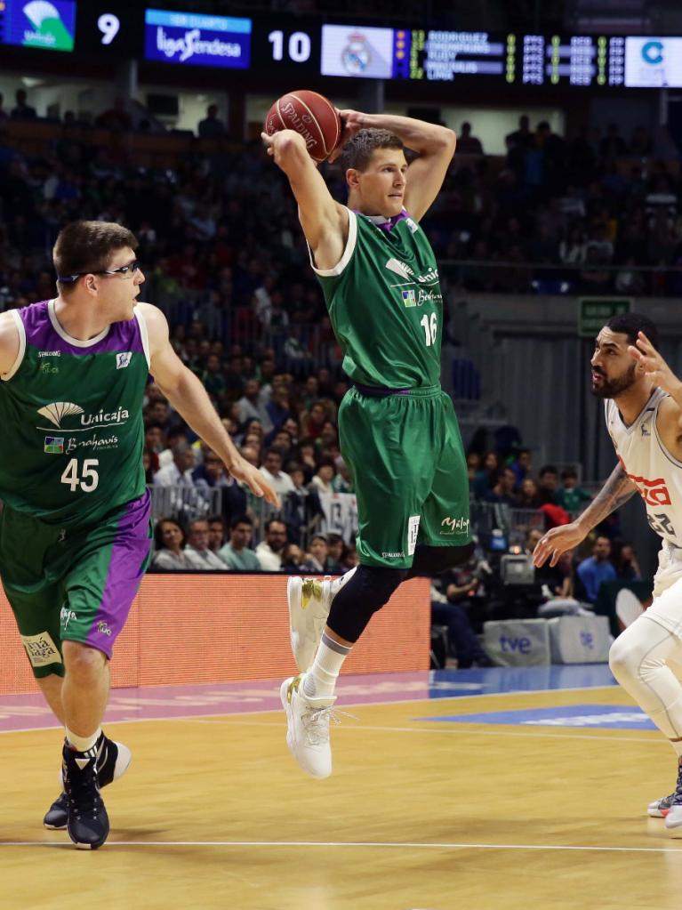 Nedovic salta para pasar el balón