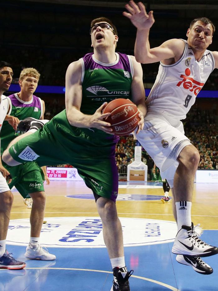 Cooley con el balón ante la mirada de Maciulis