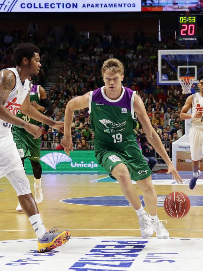 Kuzminskas se lanza hacia la canasta ante la defensa de Thompkins