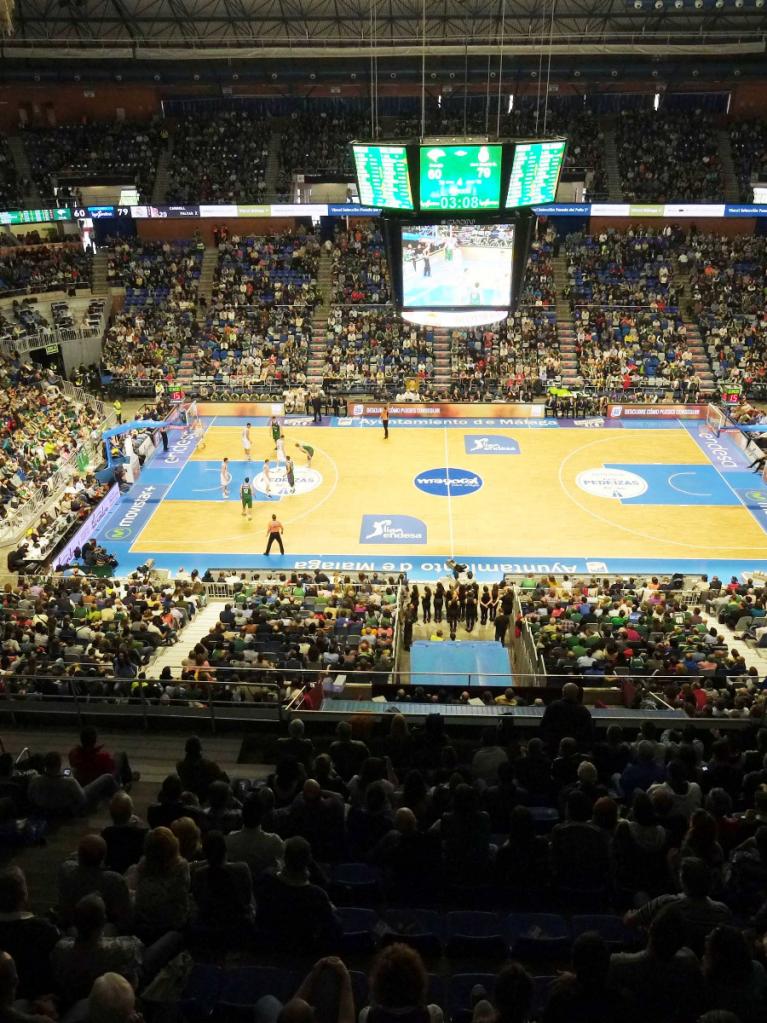 Espectacular aspecto del Palacio de Deportes en el partido contra el Real Madrid