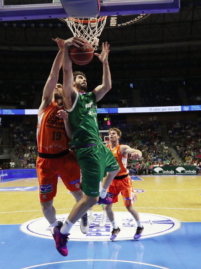 Dani Díez atrapa un rebote ante San Emeterio