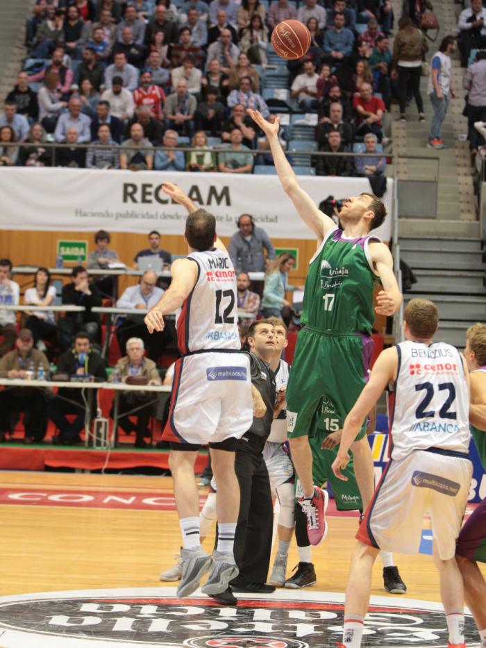 Fran Vázquez en el salto inicial