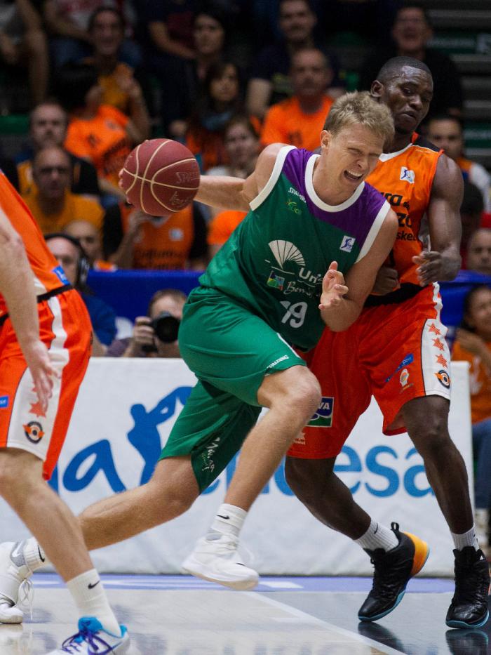 Kuzminskas intenta superar a Sato