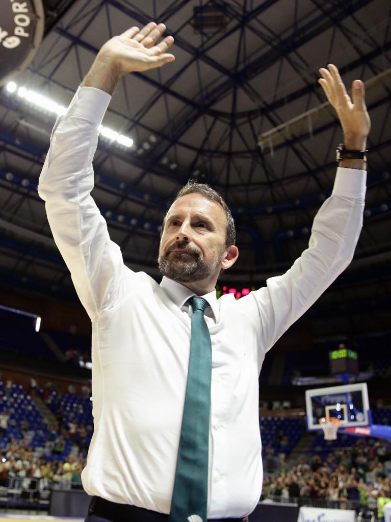 Joan Plaza saluda a la afición tras finalizar el partido