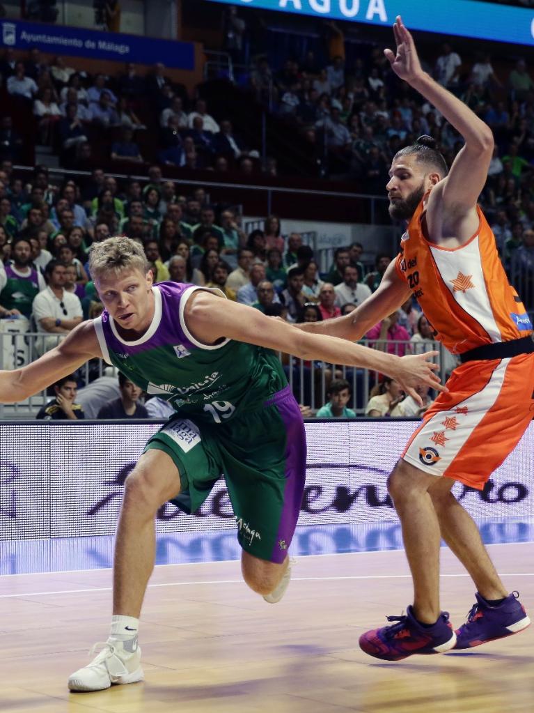 Kuzminskas intenta superar a Diot