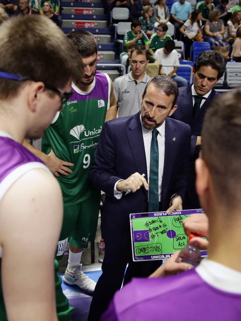 Plaza da instrucciones a sus jugadores